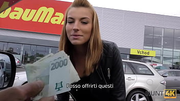 HUNT4K. Per soldi una ninfa abbagliante fa sesso all&#039_aperto con un ricco sconosciuto