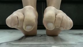 Hard toe curls, as hard as you can curl them MP4 FULL HD 1080p