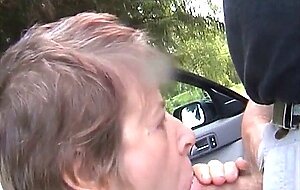 Svensk kvinna suger hane utomhus i Hedemora