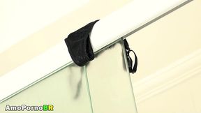 batendo uma punheta pra essa novinha