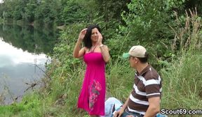 Daddy erwischt Teeny am Baggersee und bekommt einen Fick