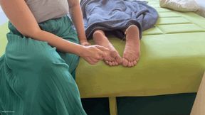 CHLOE IS WAKING UP KIRA BY TICKLING HER FEET - MOV HD