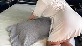 An older dominant woman spreads her huge butt&#x1F351;, exposing her anal&#x1F44C; hole