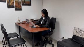 A day in the office, dominated by the powerful presence of the goddess Kahina
