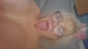 Blowjob enthusiast seeks multiple cocks to consume
