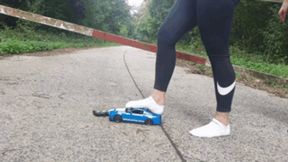 Sneaker-Girl Darleen and Sister - Crush RC Car totally