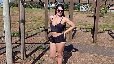Raquel abandonou a máscara de vez ,saiu provocando os homens na rua e ainda pagou boquete e ganhou leitinho