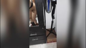 estaba jugando y viendo porno y llega la puta de mi mujer a atenderme.