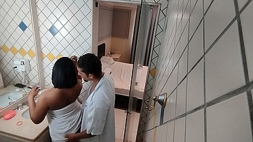 Camera de segurança flagra o professor fudendo a aluna no banheiro