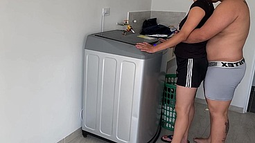 ENCUENTRO A LA SIRVIENTA TETONA SOLA EN CASA Y DESPUES DE CHUPARLE EL CULO LE CLAVO LA VERGA DIRECTO AL COÑO