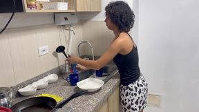 una rica cogida por el culo a mi linda hermanastra a cambio de hacer los deberes de la casa.
