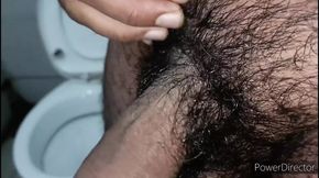 Staff ki toilet me hilane lag gaya