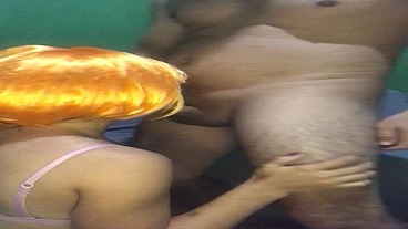Casada tímida dos peitos lindos