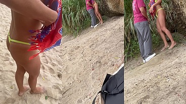 Belinha dando na praia movimentada dentro da gruta
