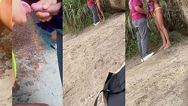 Belinha dando na praia movimentada dentro da gruta