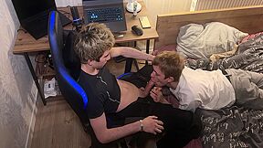Full Video Twink Wants To Fuck And Puts Her Tight Asshole Under The Guys Big Cock, The Guy Fucked The Twink And Brought It To