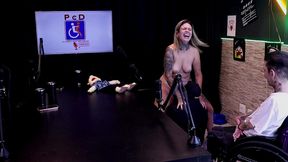 deixou a esposa com os peitos de fora e mostrou a  posicao dna , com a boca na buceta dela - casal dna (watch on: sheer/red)