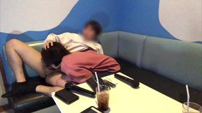 「ホテルまで我慢できない。ここでシようよ…。」とカラオケでムラムラした浮◯男性。人妻に勃起したチンコを見せてフェラ・バックした。