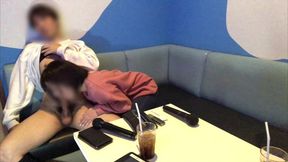 「ホテルまで我慢できない。ここでシようよ…。」とカラオケでムラムラした浮◯男性。人妻に勃起したチンコを見せてフェラ・バックした。