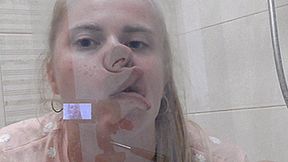 The blonde makes a face! MP4