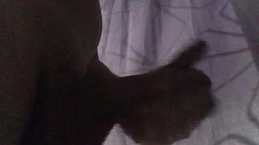 Tenho uma vizinha que fica me vendo pela sombra da janela