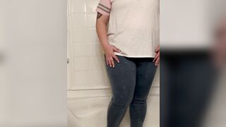 Beauty cunt with mouth struggles to hold her full bladder