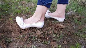 high heels stuck in ground, high heels sinking in grass, high heels bending, high heels wrecked