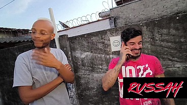 meu namorado me deu 2 rolas grossas de presente, enfiei as 3 nos meus buracos gozei muito