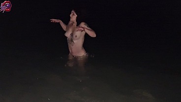 Novinha puta ficou peladinha no mar a noite enquanto o namorado filmava