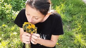 I gave my neighbor flowers, and she thanked me with cunnilingus - Lesbian-candys