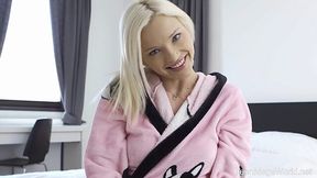 Hot solo masturbation clip featuring seductive blond abbe Zazie Skymm
