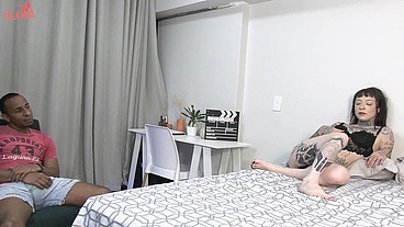 DO ESTÚDIO DE TATUAGEM DIRETO PARA O STUDIO PORNÔ PELA PRIMEIRA VEZ NA PELE E NO PELO