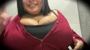 bbw se exibe no banheiro do mercado e coloca plug no cuzinho - mary jhuana