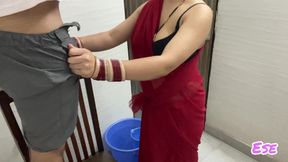 Desi Bhabhi Got Fucked with Plumber While He Is Fixing the Shower