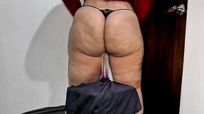 madrastra milf culona jugando sexy mientras esta sola