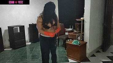 en efecto, que tetona esta mi sirvienta
