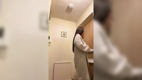 Mommy seduces UPS dude and gets frickin' pounded