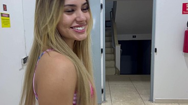 Fudendo o cú da vizinha casada que encontrei no elavador - Gabily Castro