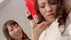 无码群交女同恋色情：穿长袜绑带的棕发女王老师调教