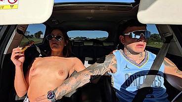 DE VIAJE MOSTRANDO LAS TETAS EN PLENA RUTA