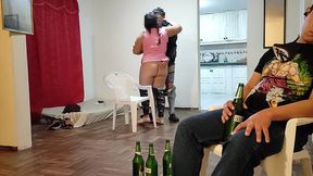 voy ala casa de mi mejor amigo para ver el juego de futbol se pone muy le hago unos masajes a su esposa y terminamos follando tiene un culo muy grande es una buena puta