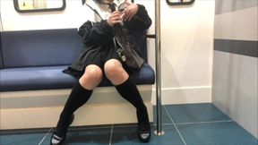 【電車オナ】家に着くまでにオナニーするのを待てずに電車の中でこそこそオナニーする女子◯生。