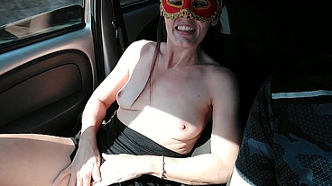 Exibindo a bunda na rodovia durante viagem