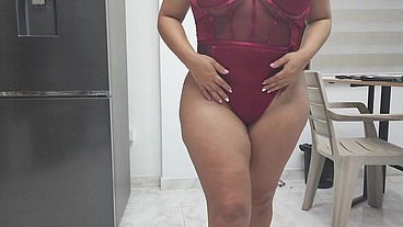 MI MADRASTRA MODELANDO SU ROPA EN FRENTE DE LA CAMARA