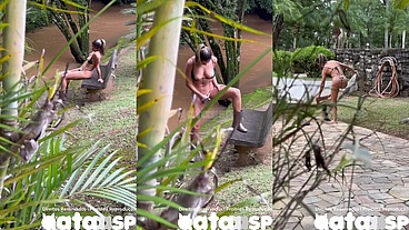 Espiando a gostosa casada se masturbar no rio e tomar banho de mangueira!