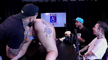 Loira safada sobe de 4 na mesa e tem a buceta chupada - Casal DNA (WATCH ON: SHEER/RED)