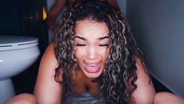 Johnny Sex and Gem Jewels wakes up at night and have love in the wc