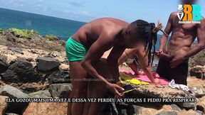 realizador baiano fudendo putinha casada na praia e corninho assistindo por video chamada ,flagrados por um estranho que chegou e participou ! hotwife transando com negao dotado na praia