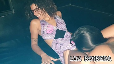 A Gostosa Bettina Alvarenga chupou minha buceta e gozei gostoso na cabine da festa de swing