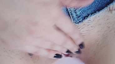 Deixando minha boceta de grandes lábios molhada